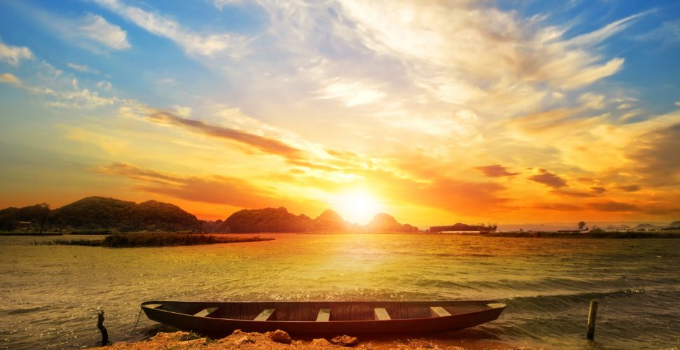 bonito-paisaje-playa-al-atardecer-barca